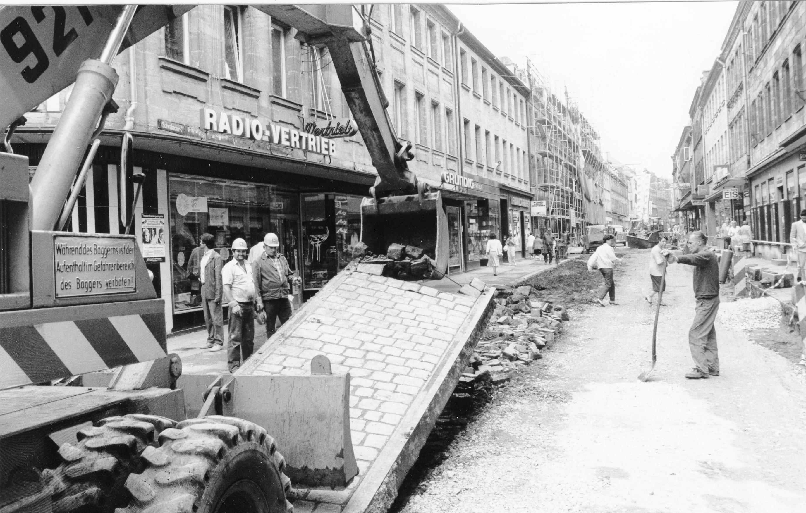 Erst als die Straßenbahn 1981 eingestellt wurde und 1985 die Schienen entfernt wurden, änderte sich das. 1985 wurde auch das innerstädtische Einkaufszentrum "City-Center" eröffnet, das in den ersten Jahren tausende Besucher in die Stadt zog. Fürths Zentrum boomte.