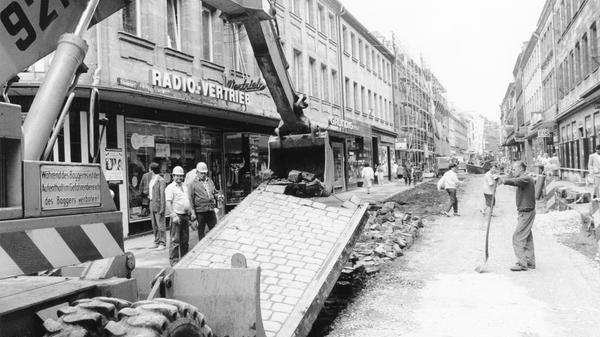 Erst als die Straßenbahn 1981 eingestellt wurde und 1985 die Schienen entfernt wurden, änderte sich das. 1985 wurde auch das innerstädtische Einkaufszentrum "City-Center" eröffnet, das in den ersten Jahren tausende Besucher in die Stadt zog. Fürths Zentrum boomte.
