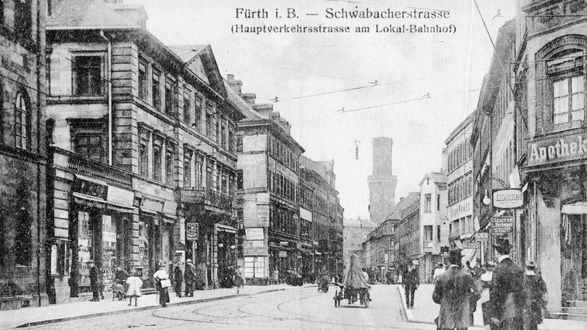 1910 gab es noch kaum Autos. Umso wichtiger war die Straßenbahn. Parallel zur Ludwigseisenbahn war in Fürth ab 1881 eine Pferdebahn entstanden, ab 1896 wurde die Straßenbahn nach und nach elektrifiziert. Die Trasse führte zunächst von Nürnberg kommend durch die Schwabacher Straße zum Obstmarkt.
