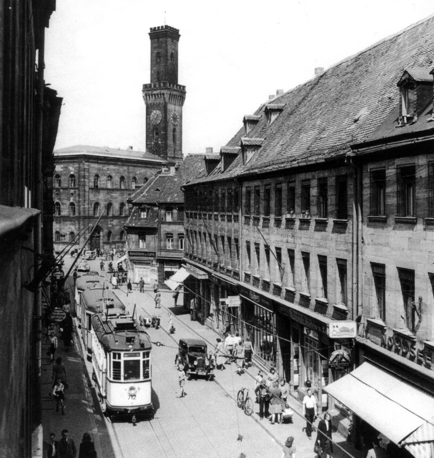 Deutlich mehr los ist schon auf diesem Foto aus dem Jahr 1950, auf dem die Straßenbahn durch die Schwabacher Straße rattert. Sie fuhrt dort noch bis zum Jahr 1981. Erst dann wurde sie von der U-Bahn abgelöst.