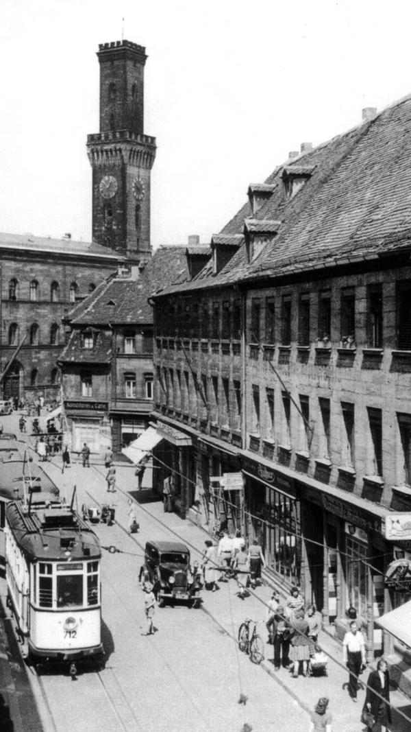 Deutlich mehr los ist schon auf diesem Foto aus dem Jahr 1950, auf dem die Straßenbahn durch die Schwabacher Straße rattert. Sie fuhrt dort noch bis zum Jahr 1981. Erst dann wurde sie von der U-Bahn abgelöst.