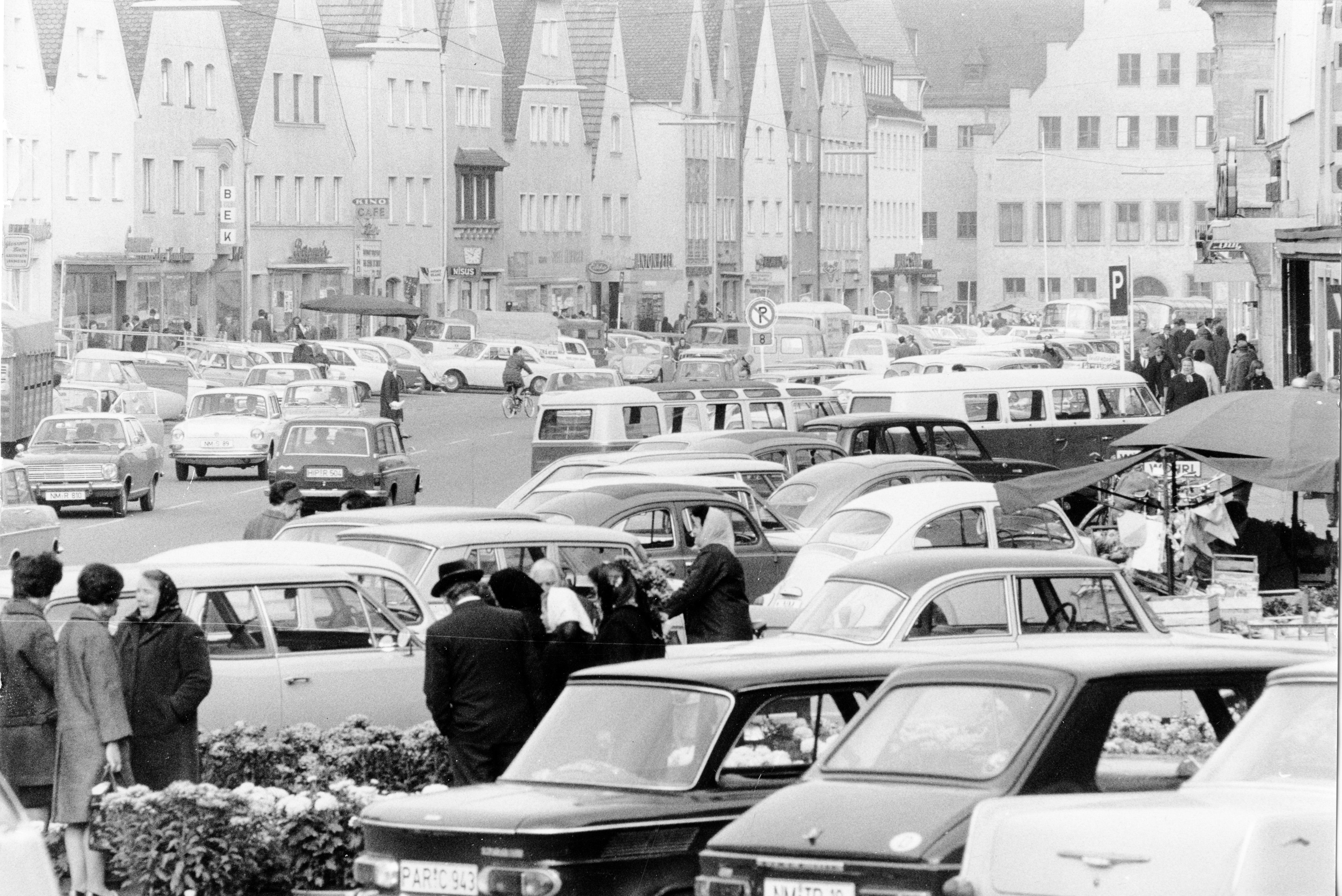 Mit der B8 und der B299 rollte der Verkehr von gleich zwei Bundesstraßen durch die Stadt, dazwischen suchten Einkaufswillige Parkplätze und sorgten für Chaos in der Blechlawine. Im Stadtrat wurde deshalb hart um ein Zukunftskonzept gerungen: Raus kam schließlich ein Kompromiss.