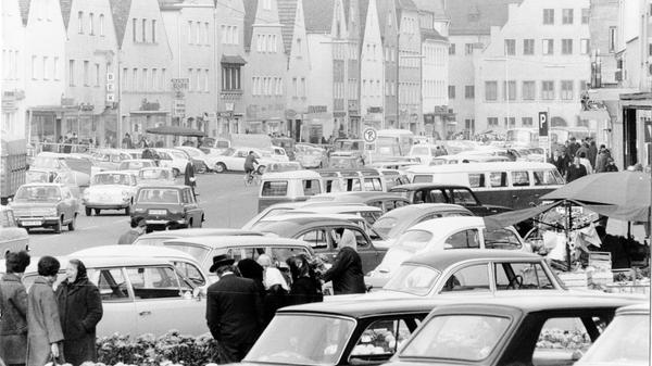 Mit der B8 und der B299 rollte der Verkehr von gleich zwei Bundesstraßen durch die Stadt, dazwischen suchten Einkaufswillige Parkplätze und sorgten für Chaos in der Blechlawine. Im Stadtrat wurde deshalb hart um ein Zukunftskonzept gerungen: Raus kam schließlich ein Kompromiss.