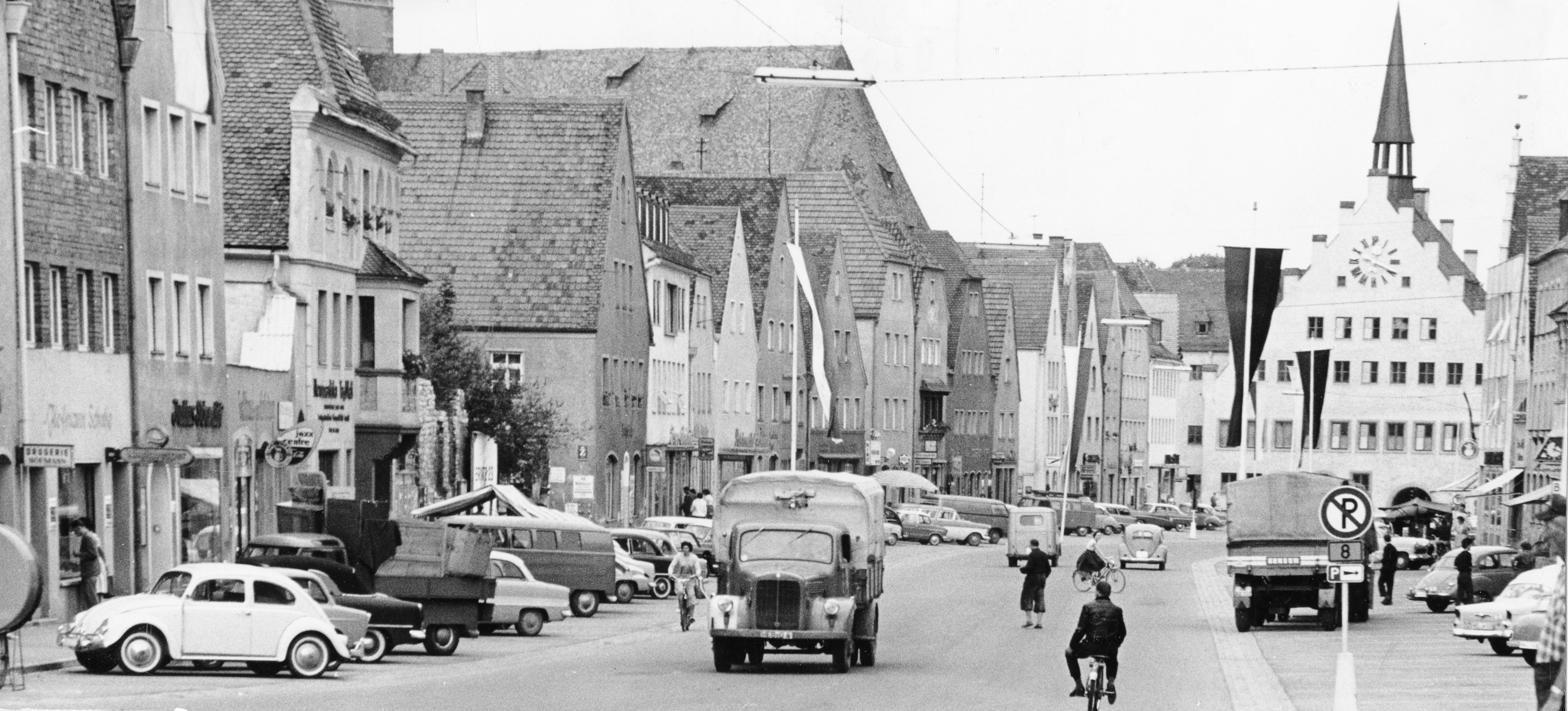 Doch schon 1960 sieht man, dass der Verkehr zunimmt und zunehmend zum Problem wird.