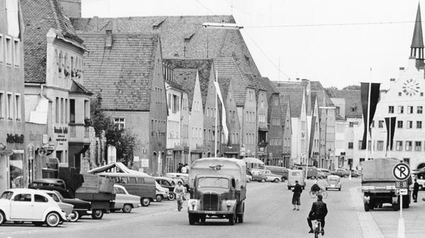 Doch schon 1960 sieht man, dass der Verkehr zunimmt und zunehmend zum Problem wird.