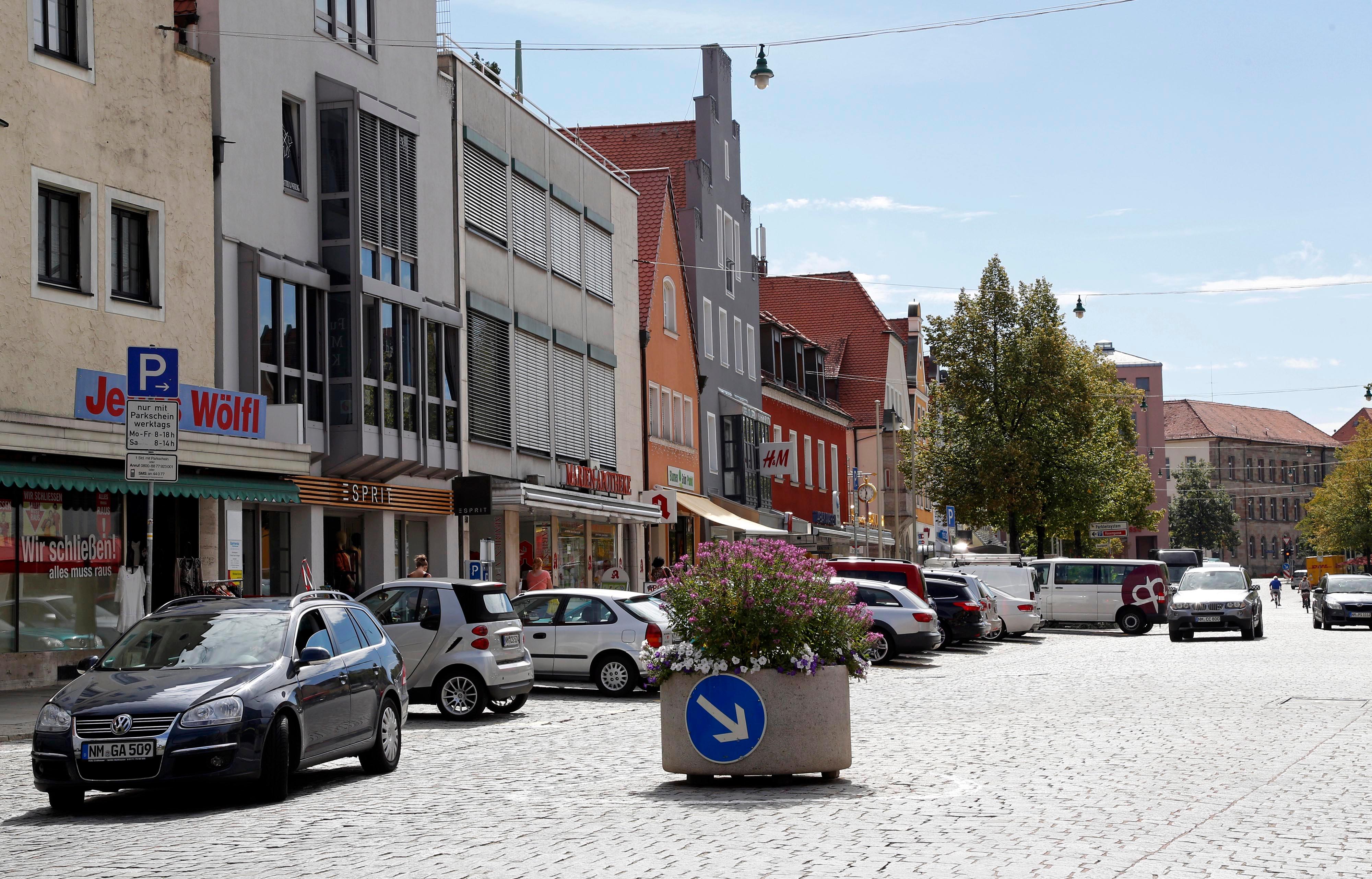 Der Verkehr der Bundesstraßen floss nicht mehr durch die Marktstraße, diese wurde zusätzlich verkehrsberuhigt. Die meisten Parkplätze blieben aber erhalten. Die Marktstraße wurde nicht zur reinen Fußgängerzone. Um den Verkehr zu begrenzen, müssen Autofahrer jeweils bei der Hälfte der Marktstraße umdrehen, nur Busse dürfen durchfahren.