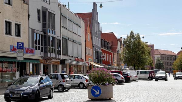 Der Verkehr der Bundesstraßen floss nicht mehr durch die Marktstraße, diese wurde zusätzlich verkehrsberuhigt. Die meisten Parkplätze blieben aber erhalten. Die Marktstraße wurde nicht zur reinen Fußgängerzone. Um den Verkehr zu begrenzen, müssen Autofahrer jeweils bei der Hälfte der Marktstraße umdrehen, nur Busse dürfen durchfahren.