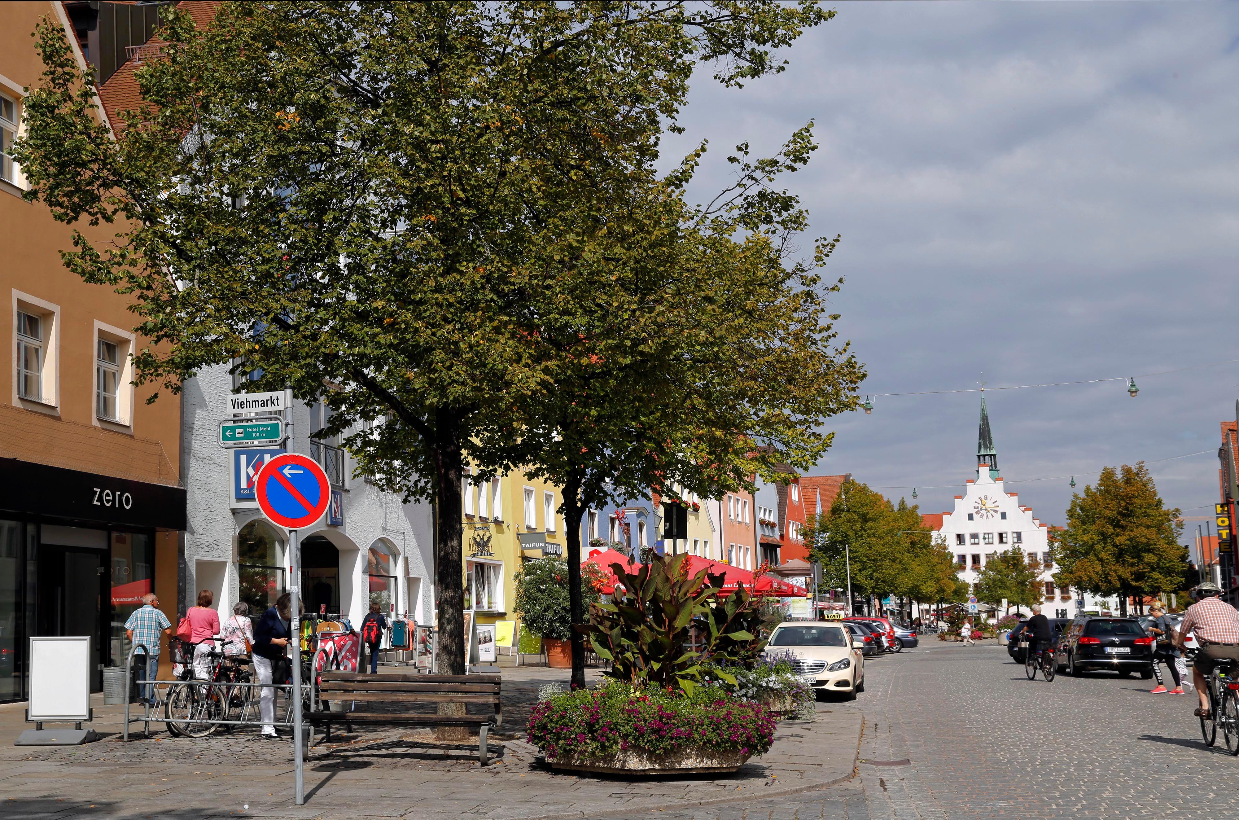 Dadurch wurde die Aufenthaltsqualität in der Innenstadt deutlich gesteigert. Durch das 2015 eröffnete Einkaufszentrum "NeuerMarkt" wurde ein neuer Fixpunkt vor den Toren der Altstadt geschaffen, der zusätzlich Kunden anzieht. Die Klostergasse dagegen, die einzige kleine wirkliche Fußgängerzone in Neumarkt, hat einen ziemlichen Niedergang erfahren.
