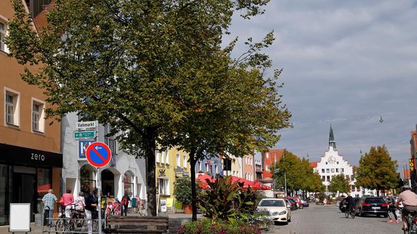 Dadurch wurde die Aufenthaltsqualität in der Innenstadt deutlich gesteigert. Durch das 2015 eröffnete Einkaufszentrum "NeuerMarkt" wurde ein neuer Fixpunkt vor den Toren der Altstadt geschaffen, der zusätzlich Kunden anzieht. Die Klostergasse dagegen, die einzige kleine wirkliche Fußgängerzone in Neumarkt, hat einen ziemlichen Niedergang erfahren.