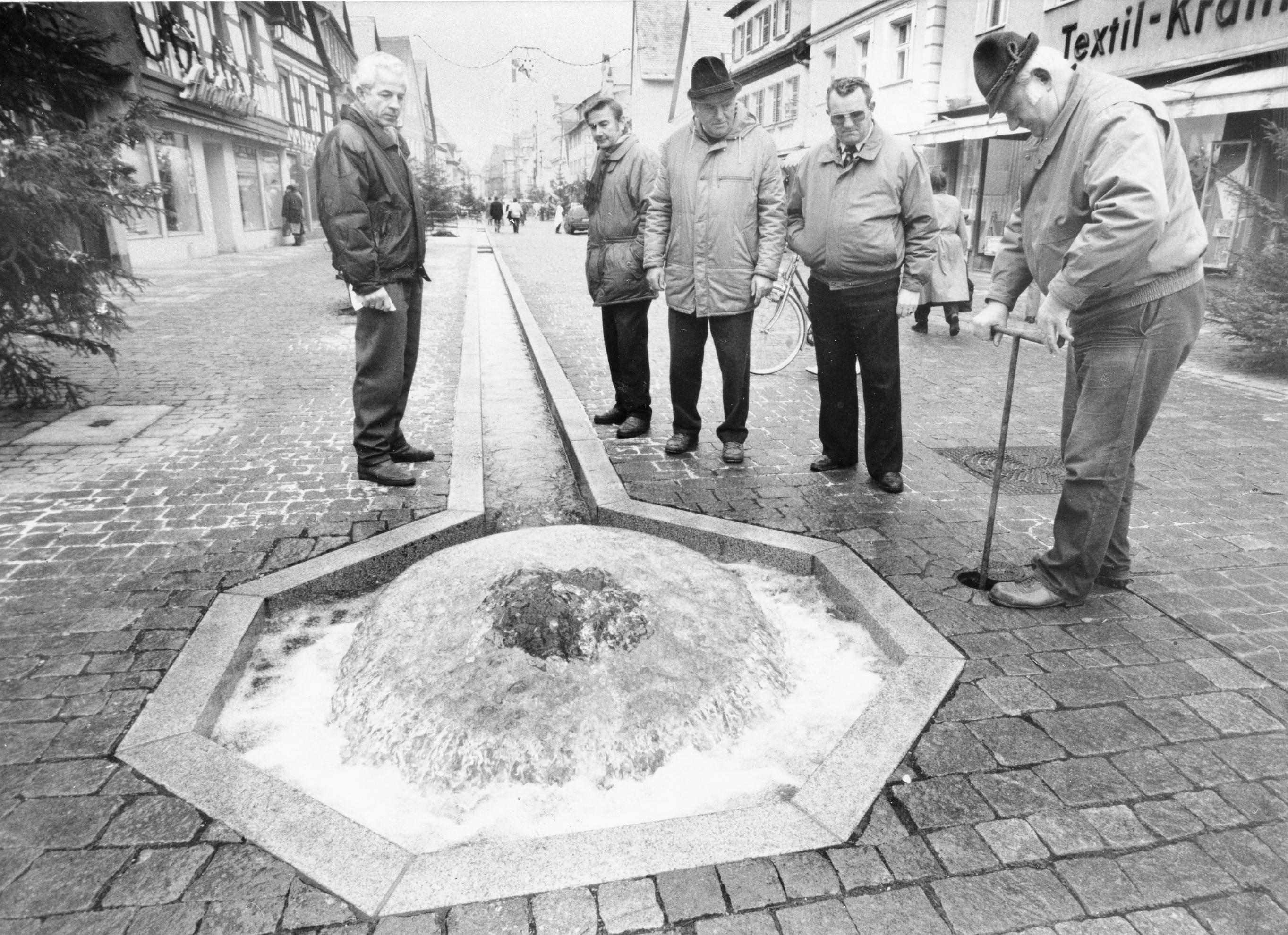 1990 bekam Forchheim dann ähnlich seine Fußgängerzone - mitsamt des "Bächla", in das, so hört man, auch heute noch immer wieder unbedarfte Zeitgenossen hineinfallen.
