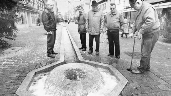 1990 bekam Forchheim dann ähnlich seine Fußgängerzone - mitsamt des "Bächla", in das, so hört man, auch heute noch immer wieder unbedarfte Zeitgenossen hineinfallen.