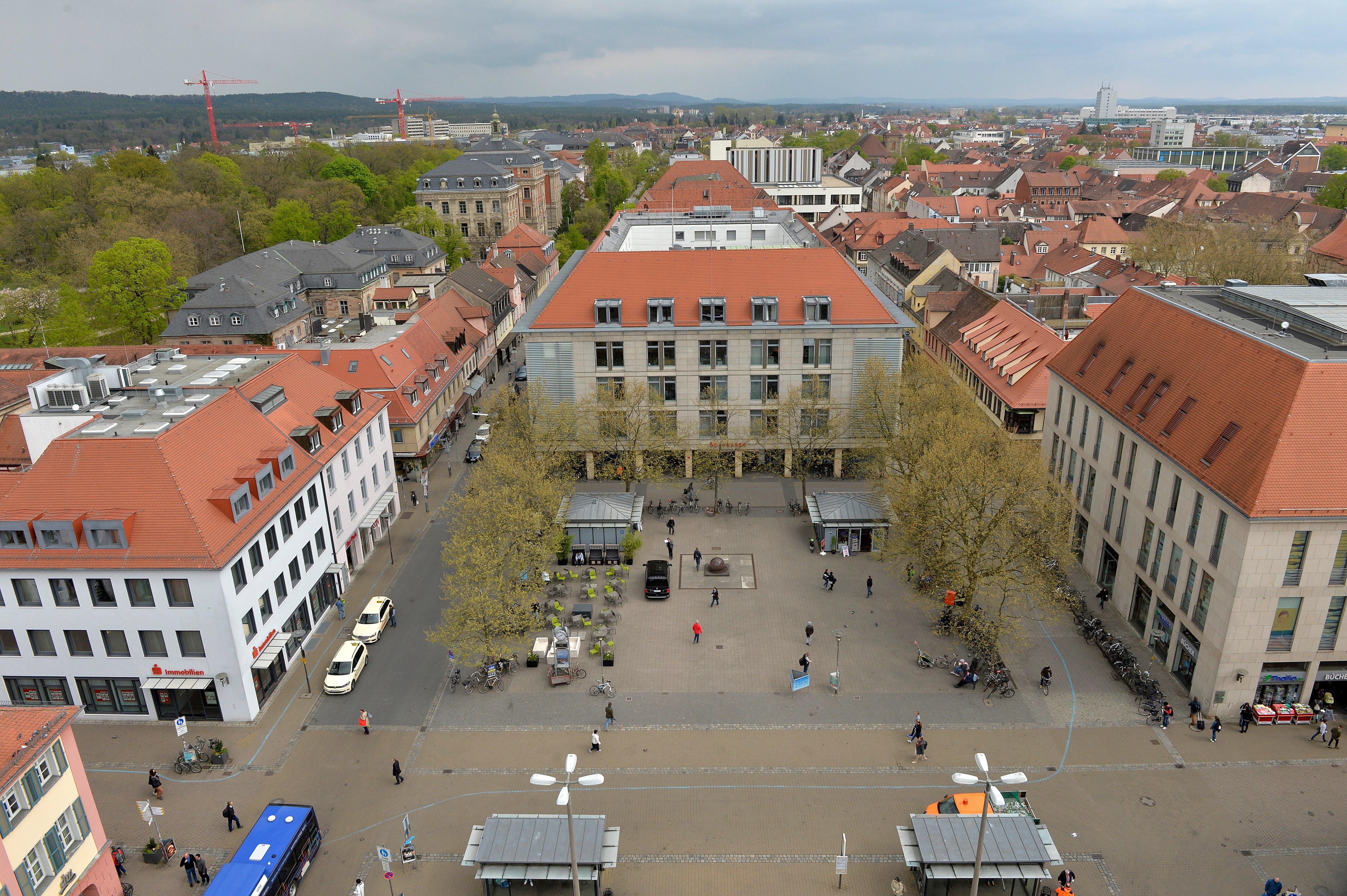 ...dieses hier im Jahr 2017. Die Parkplätze sind verschwunden, dafür prägen Bäume den Platz.