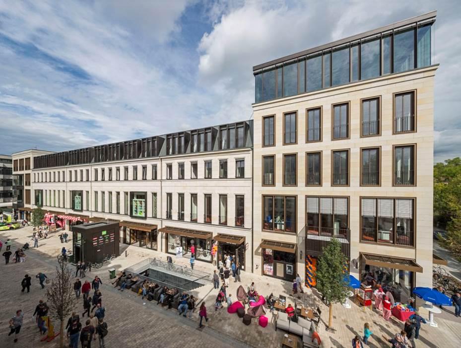 Dann entstand im Jahr 2015 aus einer von Leerständen umgebenen Straße mit der Neuen Mitte eine attraktive neue Einkaufsmeile. Seit der Eröffnung ist wieder deutlich mehr los in der Fürther Innenstadt.