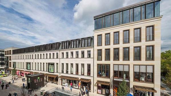 Dann entstand im Jahr 2015 aus einer von Leerständen umgebenen Straße mit der Neuen Mitte eine attraktive neue Einkaufsmeile. Seit der Eröffnung ist wieder deutlich mehr los in der Fürther Innenstadt.
