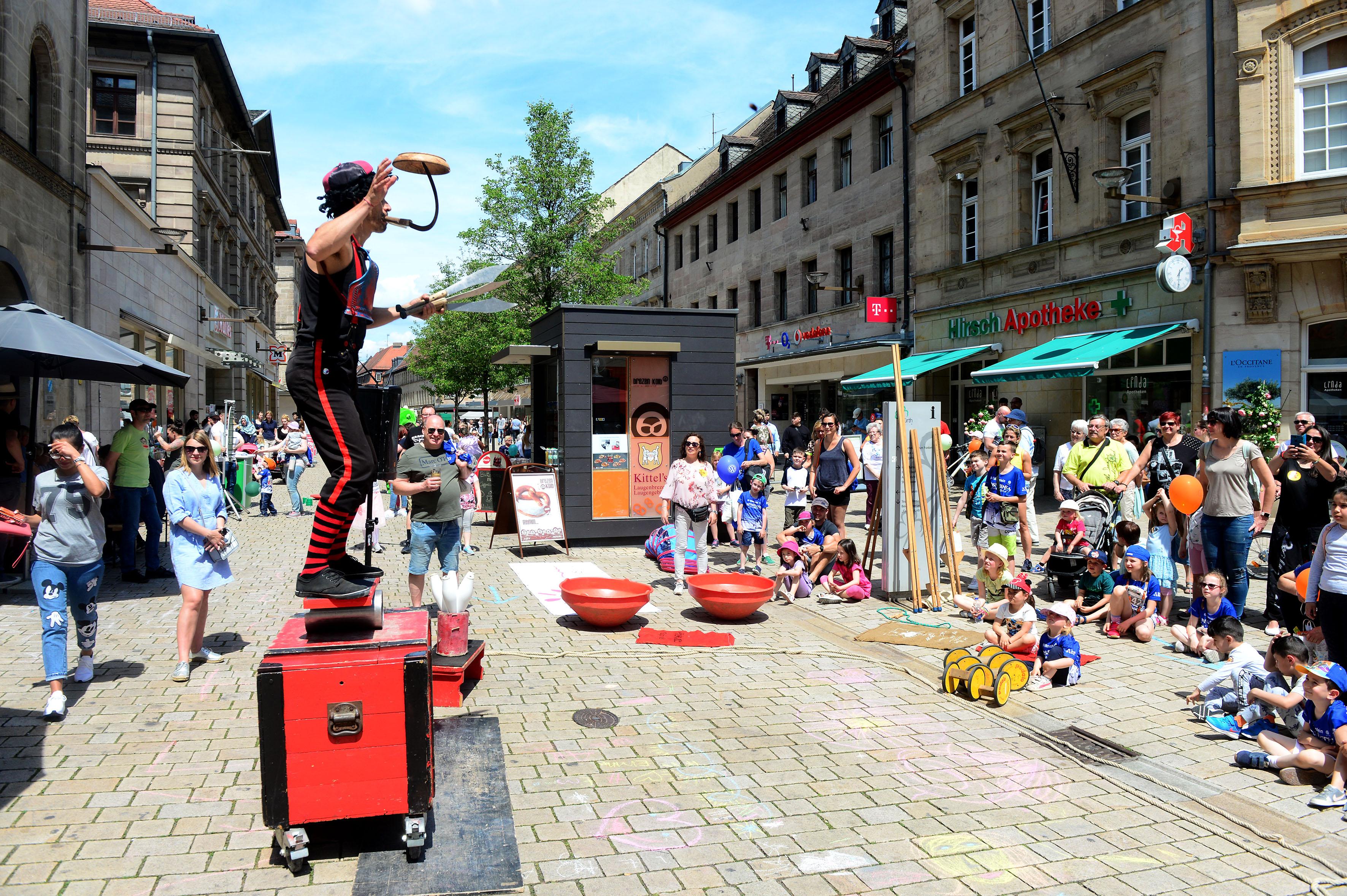 Doch nach dem Niedergang ist Fürth die Wiederauferstehung gelungen. Zunächst wurde ab dem Jahr 2006 die Fußgängerzone neu gepflastert, neue Bänke wurden aufgestellt, neue Leuchten montiert.