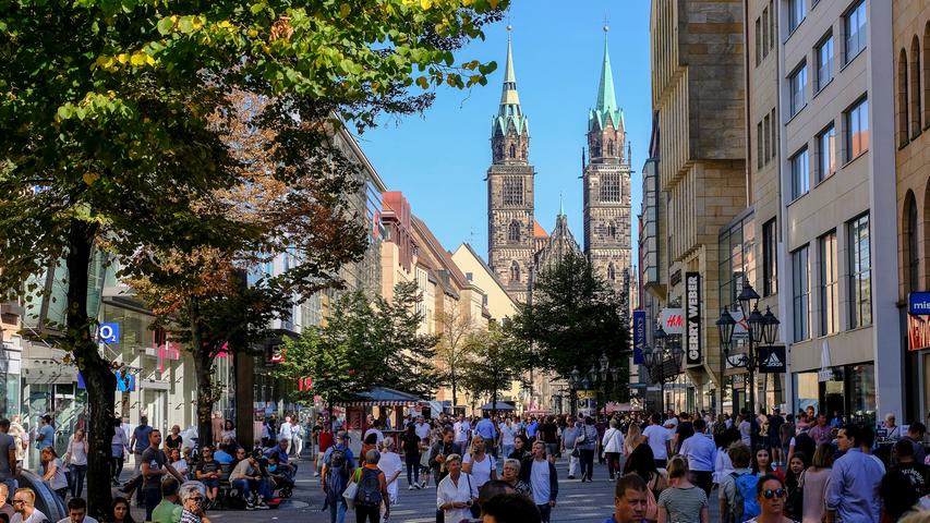Unbestrittenes Zentrum der Nürnberger Einkaufswelt ist heute die Karolinenstraße. Ganz anders als früher: Bevor große Teile der Altstadt zur Fußgängerzone wurden, schlug das Nürnberger Einkaufsherz in der Südstadt rund um den Aufseßplatz. Der soll jetzt immerhin umgestaltet werden und wieder an Attraktivität gewinnen.