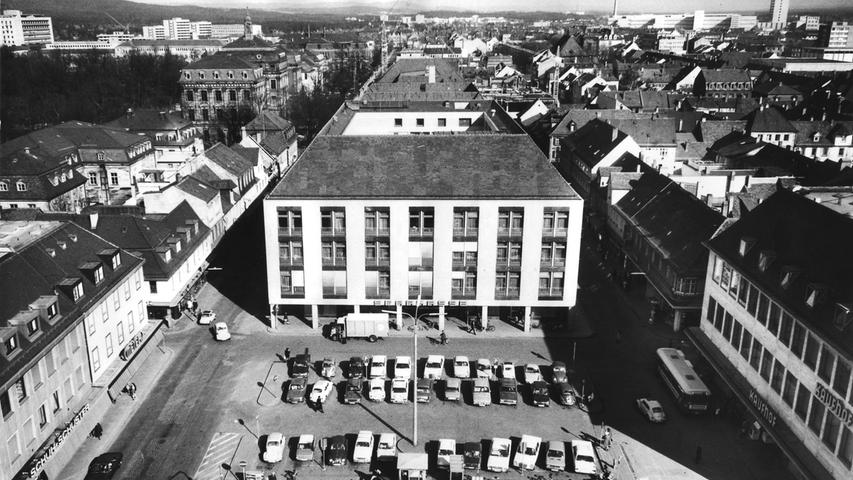 Anfang der 70er Jahre wurde der Hugenottenplatz als Parkplatz genutzt. Anfang der 70er Jahre wurde der Hugenottenplatz als Parkplatz genutzt.