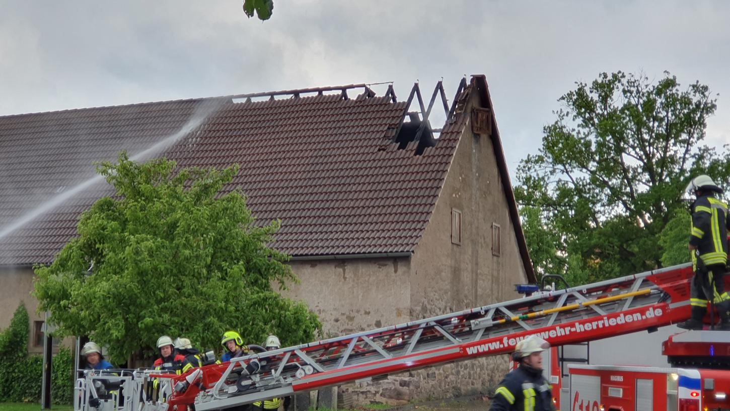Scheune stand nach Blitzeinschlag bei Ansbach in Flammen