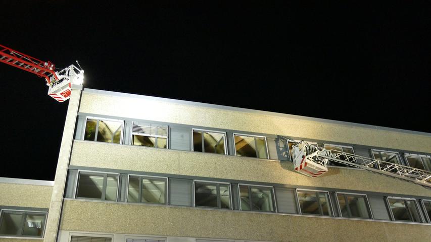 Brand in Bürogebäude: Nächtlicher Einsatz für Nürnberger Feuerwehr