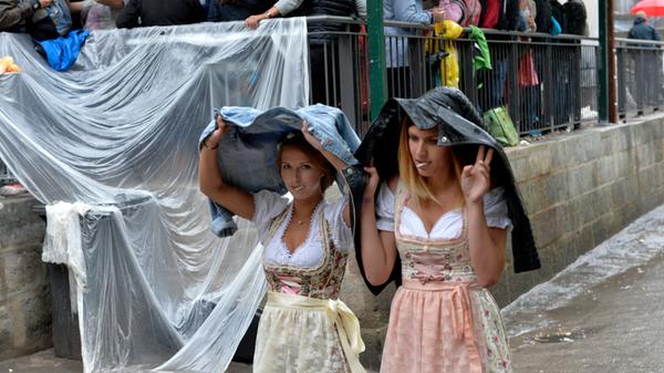 Erfahrene Berggänger wissen es ganz genau: Auf die Keller geht es nicht nur bei Sonnenschein, sondern auch bei Regen und Kälte. Entscheidend ist die richtige Kleidung, wobei damit nicht zwingend Dirndl oder Lederhosen gemeint sind, die eben Geschmackssache sind. Viel wichtiger zum Durchhalten sind auch mal eine Regenjacke oder ein Schal. Für die Dirndl-Fans dazu noch eine zweite Bluse zum Wechsel-Waschen. Gleiches gilt natürlich für die bunten Karo-Hemden.