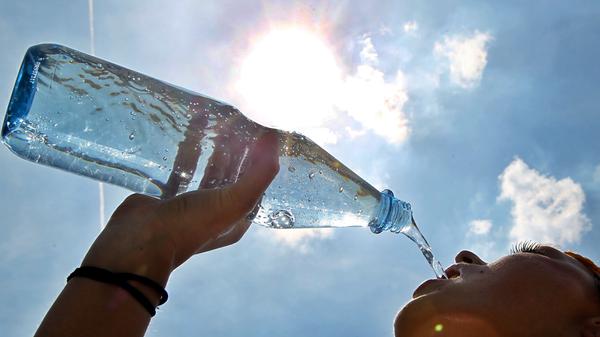 Diesen Hinweis könnte man auch völlig falsch verstehen. Bier nämlich ist hier nicht gemeint. Stattdessen geht es um Wasser, Apfelschorle, Tee, all die gesunden, erfrischenden Getränke des Lebens, die man oben auf den Kellern nur selten im Maßkrug hat. Um den Wasserhaushalt im Körper und die Kopfschmerzen erträglich zu halten, also immer viel trinken, bevor man sich wieder ins Kerwa-Getümmel stürzt.