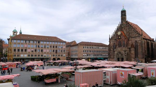 Rundgang über den neuen Wochenmarkt