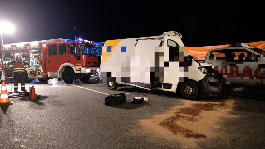 Transporter fährt in Anhänger: Tödlicher Unfall bei Mögeldorf