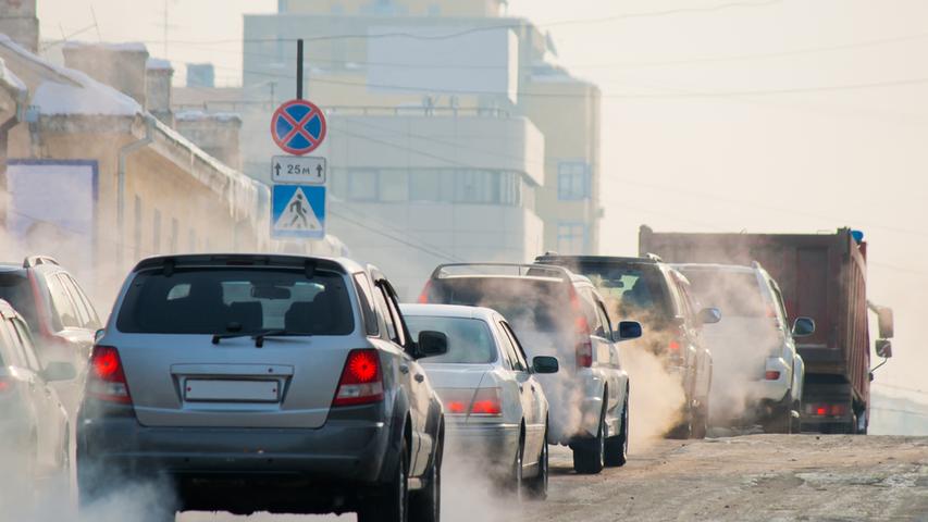 Geht es um die Belastung der  Bevölkerung durch Luftverschmutzung mit Feinstaub, dann atmen die Bulgaren die schlechteste Luft ein ( 37,3 Mikrogramm pro Kubikmeter). Das liegt vor allem an den vielen kohle- und holzbefeuerten Heizungen und an der hohen Zahl alter Autos. Der EU-Durchschnitt liegt bei 21,6 μg. Am saubersten ist die Luft danach in Finnland (10,0 μg).