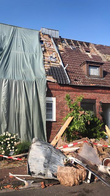 Fliegende Autos, entwurzelte Bäume: Tornado wütet im Münsterland