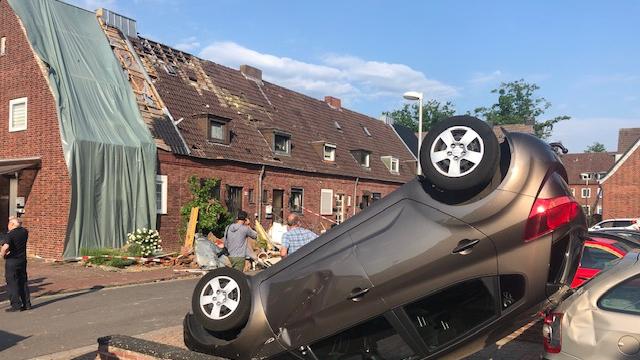 Fliegende Autos, entwurzelte Bäume: Tornado wütet im Münsterland