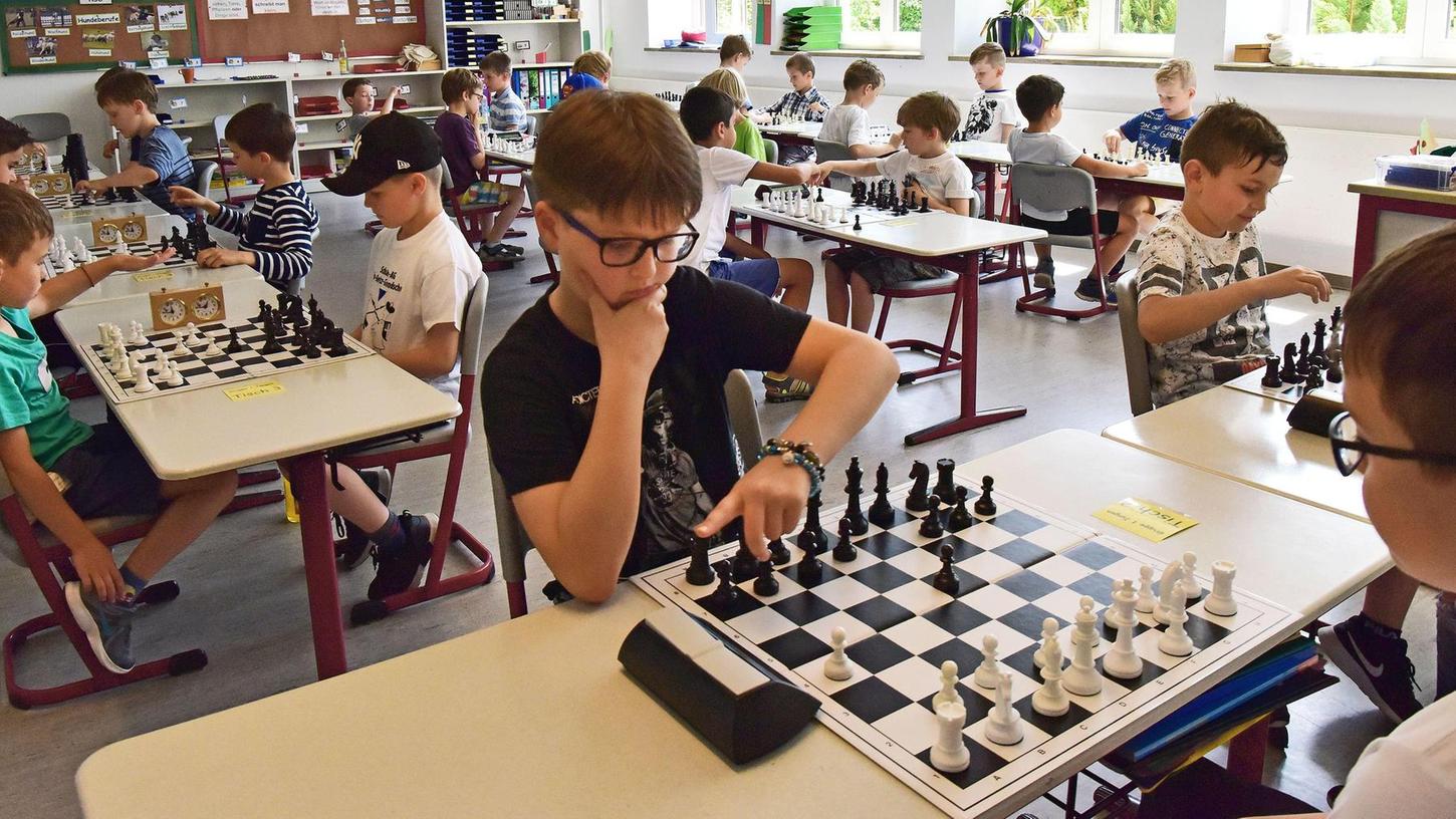 Schüler wetteiferten an den Schachbrettern