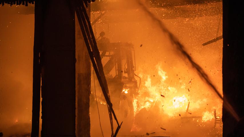 Flammeninferno in Theilenhofen: Lagerhalle komplett zerstört