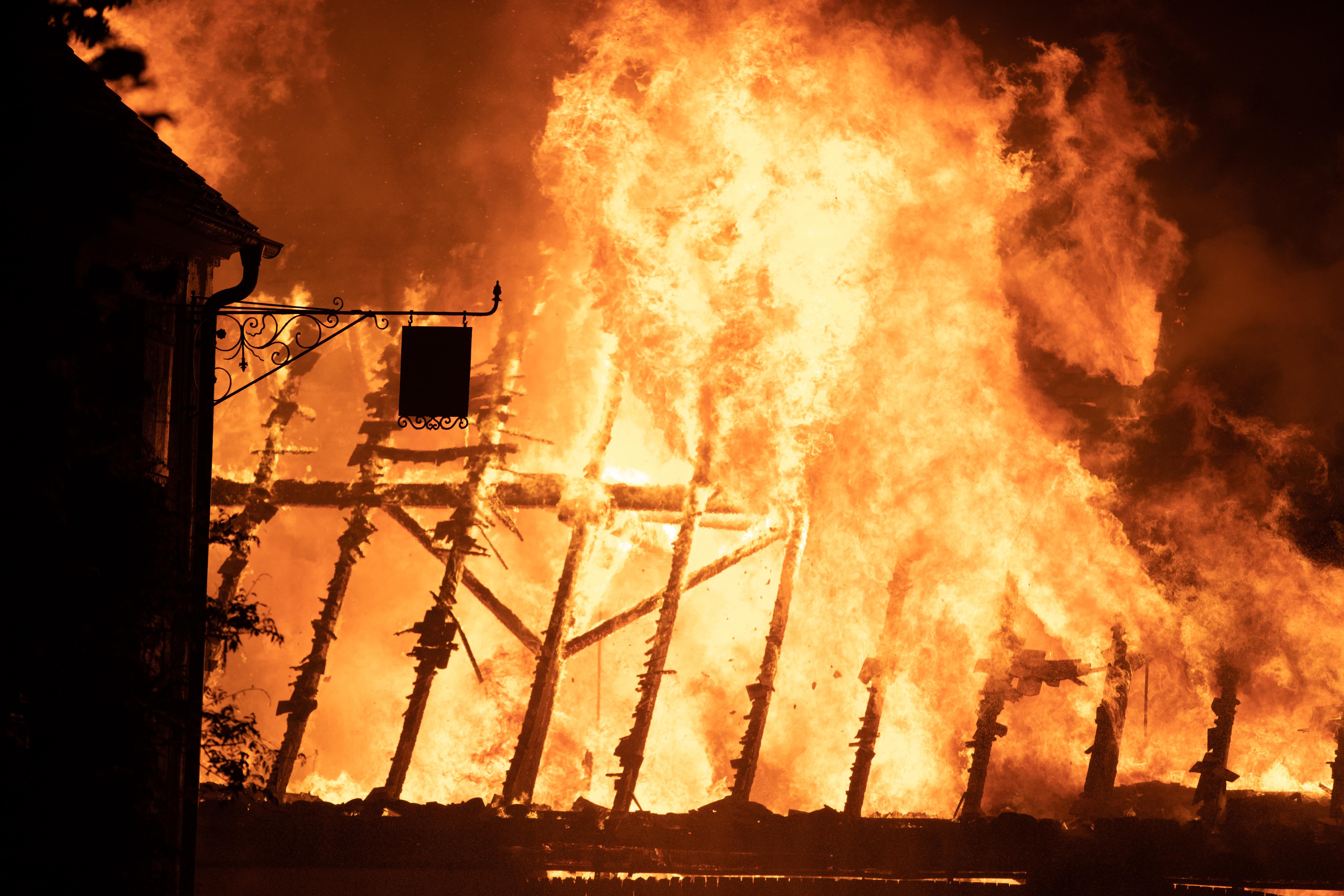 Flammeninferno in Theilenhofen: Lagerhalle brennt lichterloh