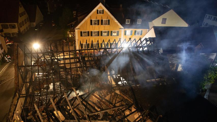 Flammeninferno in Theilenhofen: Lagerhalle komplett zerstört