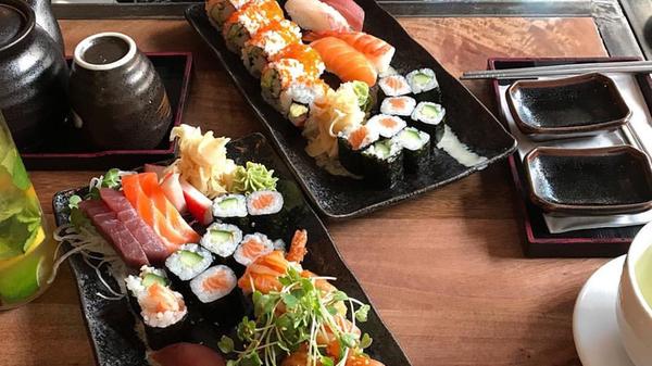 Trommelwirbel ... Platz eins geht an das CôCô - Sushi and Grill! Das CôCô im Herzen von Fürth bietet hochwertiges Sushi und dazu Grillspezialitäten. Die Qualität hat auch unsere User überzeugt: Sie haben dem Restaurant unglaubliche 804 Stimmen und damit den Titel "Bestes Sushi-to-go Frankens" geschenkt. Im CôCô - Sushi and Grill sind außerdem echte Profis am Werk: Den vier Pächtern gehören auch die Nürnberger Restaurants "CôCô - Taste of Asia" in der Schlotfegergasse und "CôCô - Indochine" in der Augustinerstraße. Man kann zum Abholen bestellen oder nach Hause liefern lassen. Weitere Informationen zum CôCô Fürth erhalten Sie in unserem Gastro-Guide.