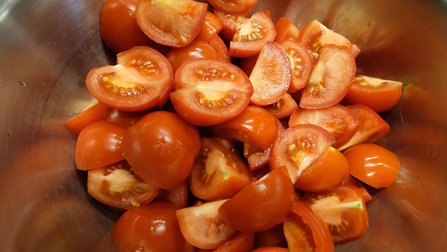 Wer nicht soviel Zucker im Ketchup haben möchte, macht es selbst. Als Basis dienen reife Tomaten.