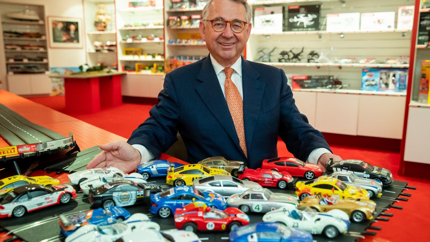 Kurt Hesse, Vorstand der Autec AG, zeigt ferngesteuerte Fahrzeuge seines Unternehmens. Auch Modelle des umstrittenen 911ers von Porsche und der VW-Modelle Caddy und T5 sind zu sehen.