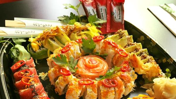 Ebenfalls bei Fisch-Fans in Erlangen sehr beliebt - die SEN Asian Tapas Bar. Warum? Ein Bild, das eigentlich keiner Erklärung mehr bedarf - wir schweben kulinarisch direkt auf Wolke sieben. Auch unsere User wissen das und geben 33 Stimmen. Damit sichert sich die SEN Asian Tapas Bar in Erlangen Platz 13 im Uservoting. Sie können Sushi zum Abholen bestellen. Geliefert wird nicht. Weitere Informationen zur Sen Asian Tapas Bar erhalten Sie in unserem Gastro-Guide.