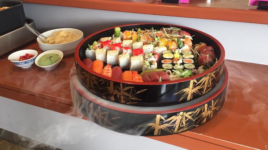 Sushi genießt man am besten mit? Richtig, guten Freunden! Was liegt da näher, als dies im Oishii Sushi & Friends in Nürnberg zu tun? Dass das Lokal auch für den großen Hunger mehrerer Mäuler gewappnet ist, zeigt der Fotobeweis. Auch Sie wurden offenbar schon mehrfach überzeugt - 22 Stimmen bedeuten Platz 18 im Rennen um "das beste Sushi in Franken" Weitere Informationen zu Oishii - Sushi & Friends erhalten Sie in unserem Gastro-Guide.
