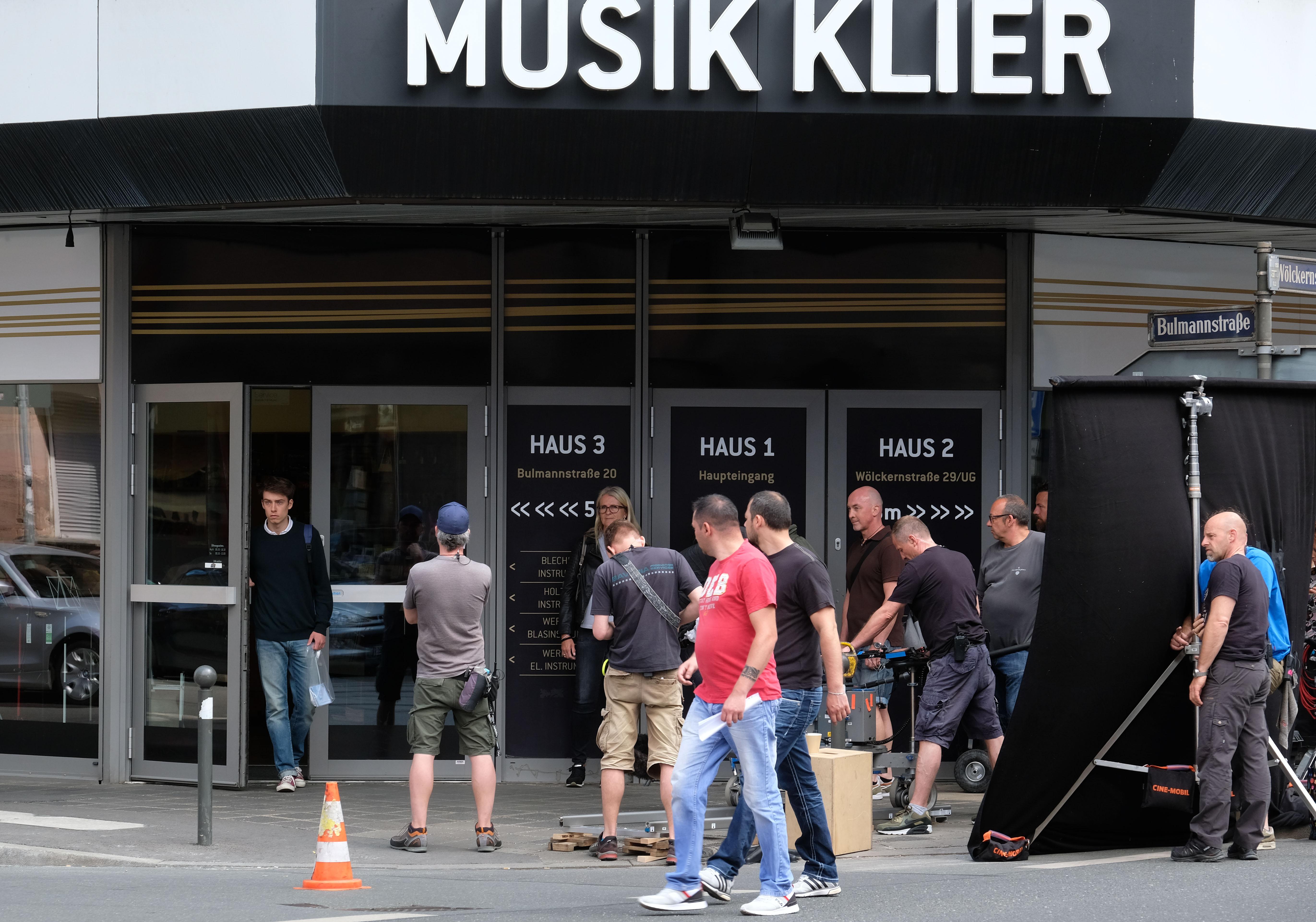 In der Wölckernstraße blickten Passanten interessiert in Richtung Filmteam.