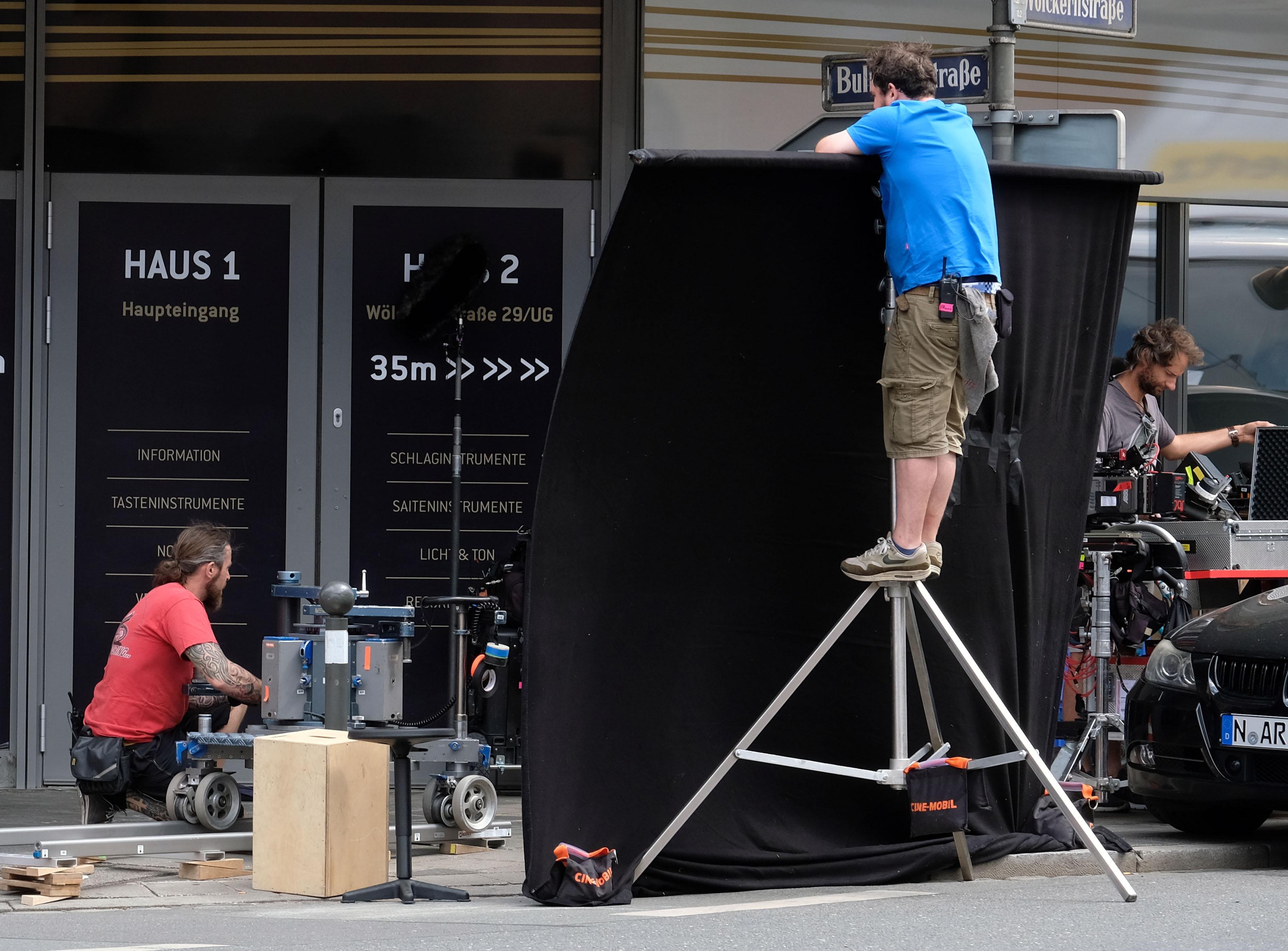 Der Dreh vor dem Musikgeschäft sollte eigentlich am Vormittag beginnen. Doch...