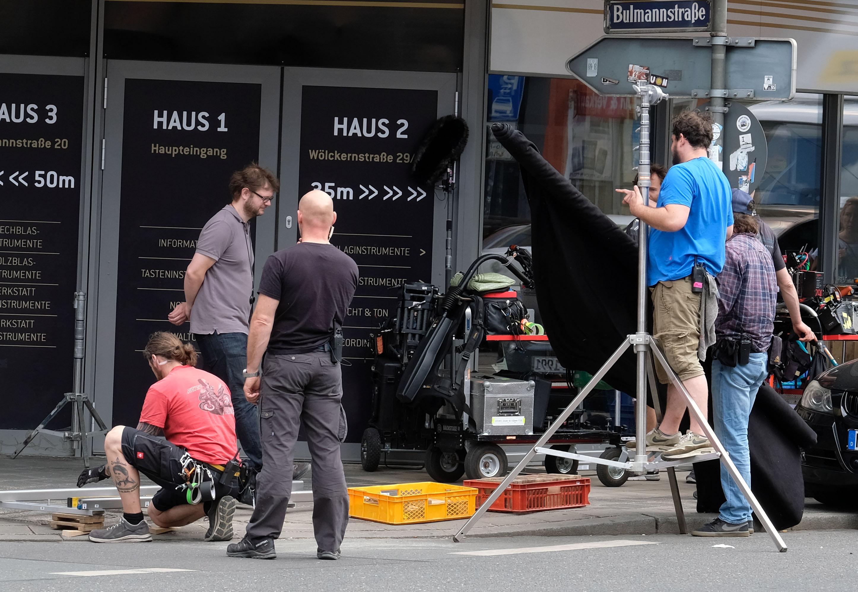 .. der Dreh am Vortag hatte bis in die Nacht gedauert. So mussten die Schauspieler eine längere Pause einlegen.