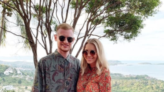 Wenn das mal kein Urlaubs-Outfit ist, lieber Sebastian Kerk. Lässig im Hemd, posiert der Club-Linksfuß mit seiner Freundin im Urlaub.