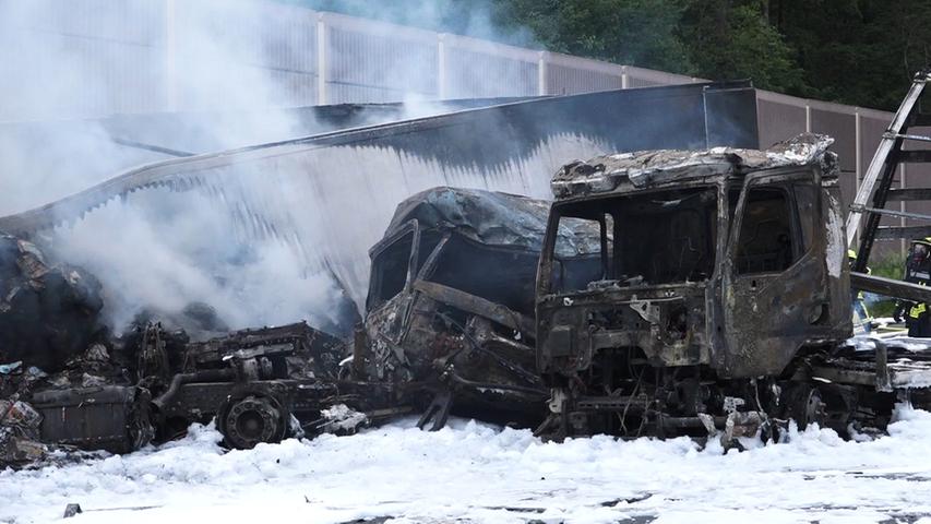 Rauchsäule über der A3: Drei Lkw gehen nach Unfall in Flammen auf