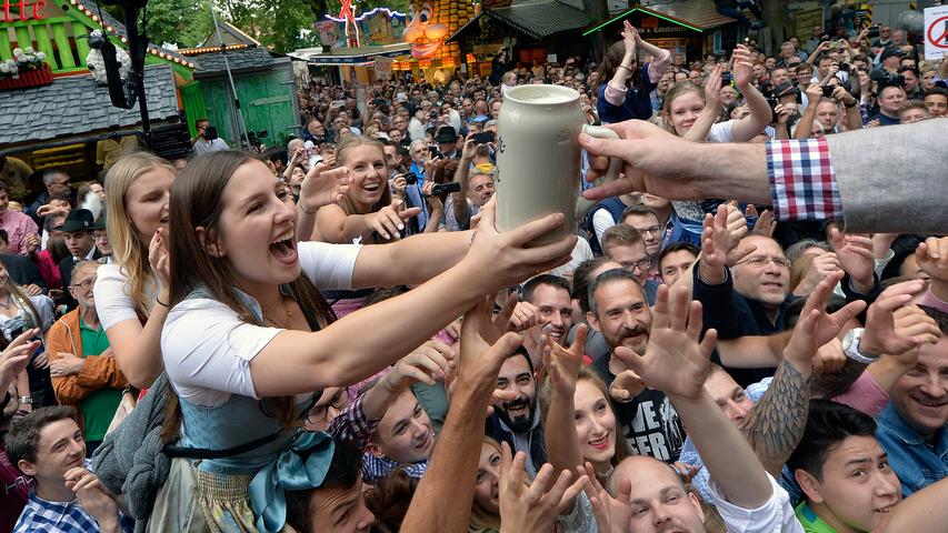 Proteste und Bierlaune: Der Anstich zur Erlanger Bergkirchweih in Bildern