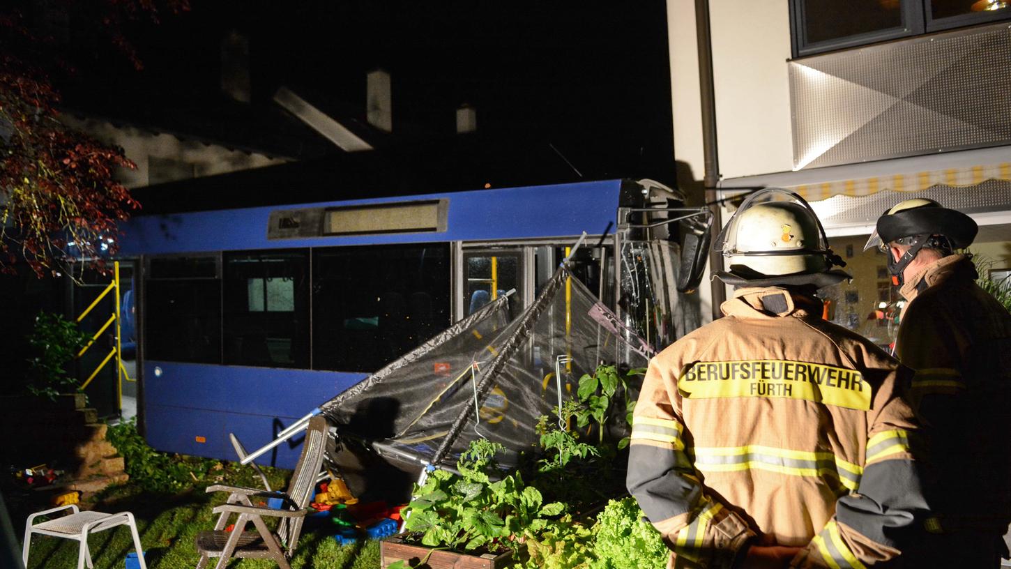 In Fürth kam in der Nacht ein Reisebus nach einer Chaosfahrt an einer Hauswand zum Stehen.