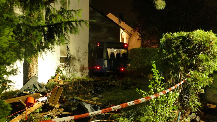 Schwerer Busunfall in Fürth: Bus kracht nach Chaosfahrt in Hauswand