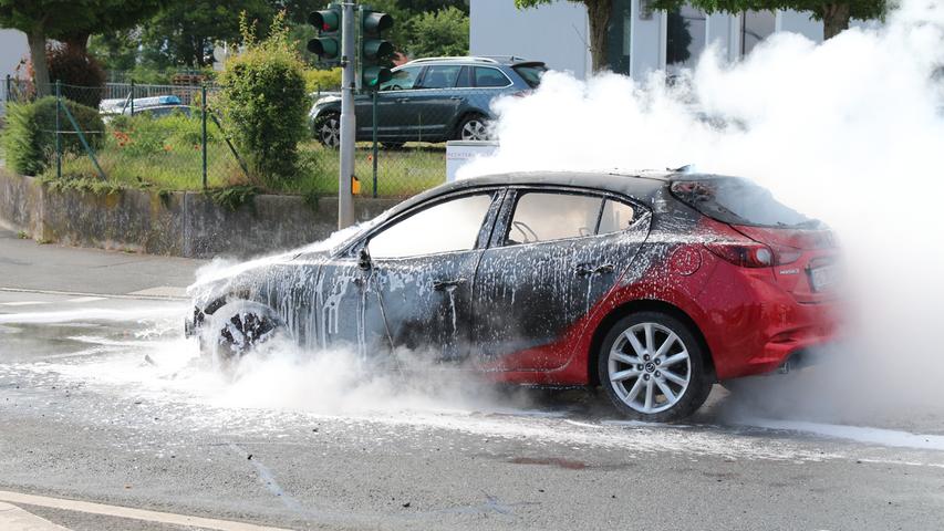 Feuerwehreinsatz in Zirndorf: Mazda geht an Ampel in Flammen auf