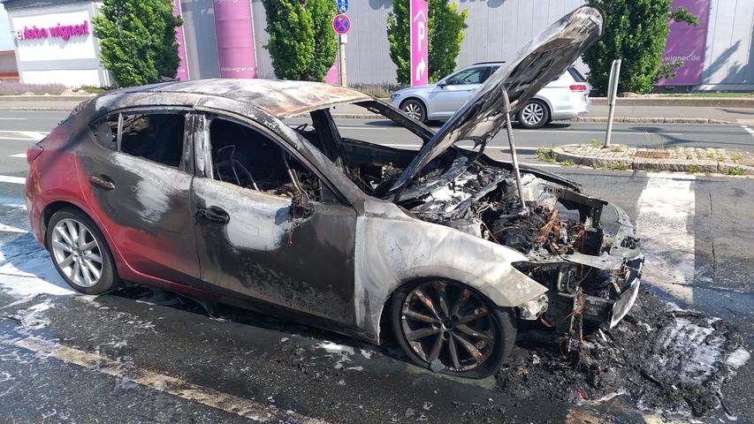 Feuerwehreinsatz in Zirndorf: Mazda geht an Ampel in Flammen auf
