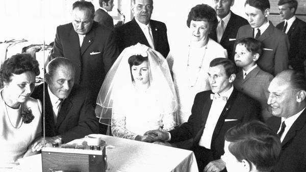 Umgeben von Hochzeitsgästen lauschte am Samstagnachmittag das frischgetraute Paar Herbert und Gertraud Wieder der Übertragung des Spiels im Clublokal. Hier geht es zum Artikel vom 9. Juni 1969: Bestürzung über den Club-Abstieg".